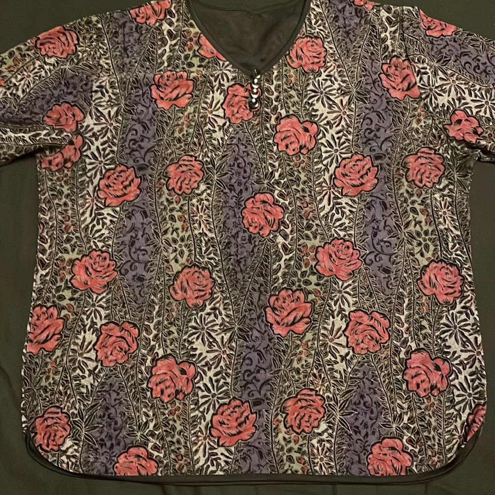 4/$20 | T shirt with rose and vine pattern